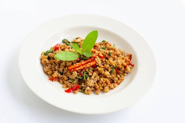 Beyaz fesleğen ile tavada sıcak ve baharatlı domuz eti.