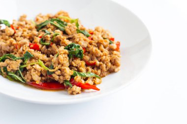 Beyaz fesleğen ile tavada sıcak ve baharatlı domuz eti.