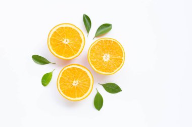 Yüksek vitamin C. taze portakal narenciye ile izole yaprakları o