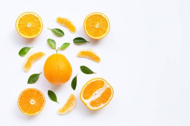 Yüksek vitamin C. taze portakal narenciye ile izole yaprakları o