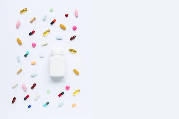 Comprimidos coloridos con cápsulas y pastillas en blanco . — Foto de Stock