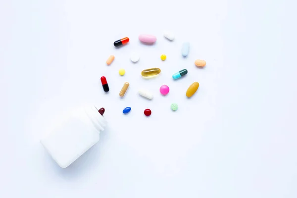 Színes tabletta kapszulák és tabletták fehér. — Stock Fotó