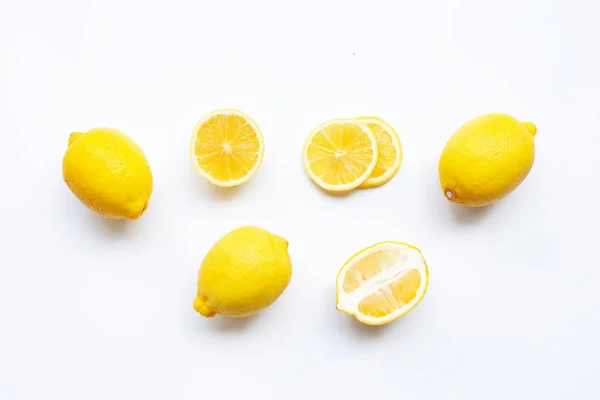 Limón con rodajas aisladas en blanco . — Foto de Stock