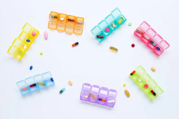 Molte compresse colorate e capsule con scatola pillola isolato su whi — Foto Stock