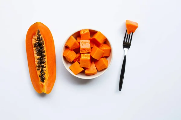 Beyaz arka planda olgun papaya meyvesi.