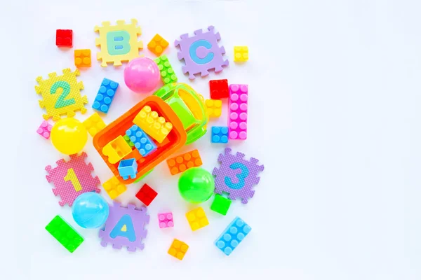 Kolorowe zabawki dla dzieci na białym tle. — Zdjęcie stockowe