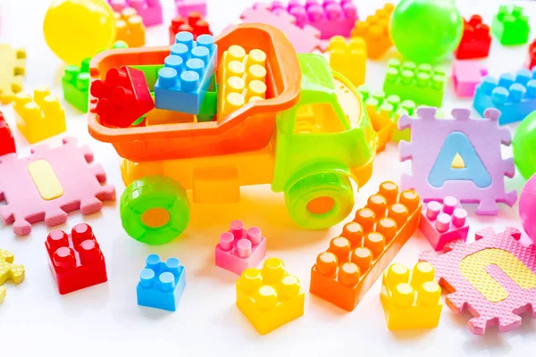 Brinquedos coloridos para crianças em branco . — Fotografia de Stock