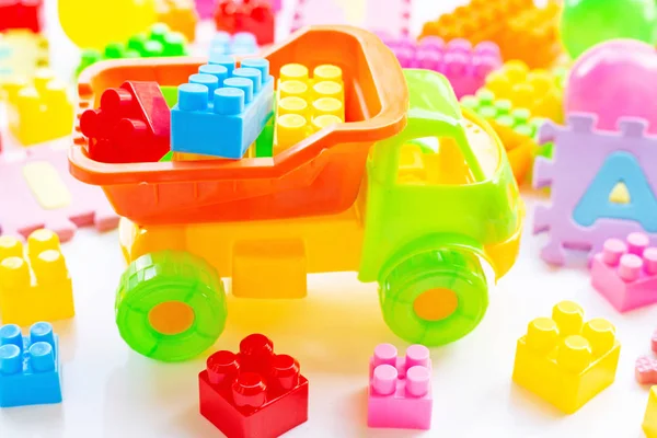 Brinquedos coloridos para crianças em branco . — Fotografia de Stock