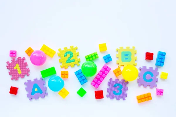 Coloridos juguetes para niños sobre fondo blanco. — Foto de Stock