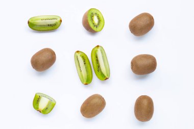 Beyaz izole dilimleri ile kivi meyve.