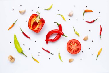 Çeşitli taze sebze ve otlar beyaz arka plan üzerinde. 