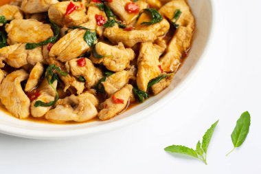 Beyaz üzerinde kutsal fesleğen ile tavada tavuk 