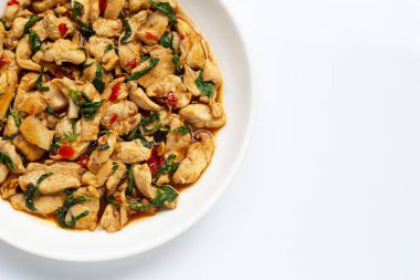 Beyaz üzerinde kutsal fesleğen ile tavada tavuk 