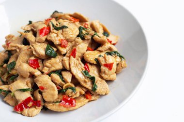 Beyaz üzerinde kutsal fesleğen ile tavada tavuk 