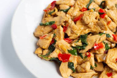 Beyaz üzerinde kutsal fesleğen ile tavada tavuk 