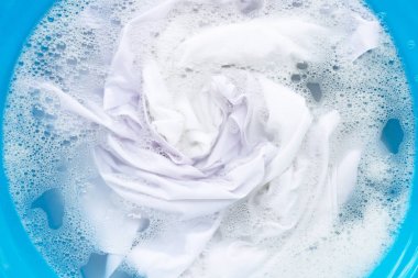 Beyaz giysiler toz deterjan su çözünme emmek. 