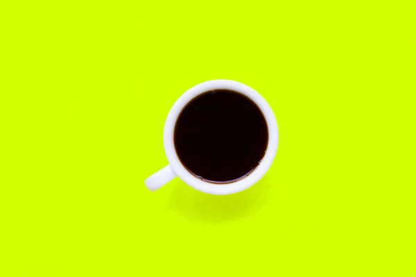 Heißer schwarzer Kaffee auf grün-gelbem Hintergrund. — Stockfoto