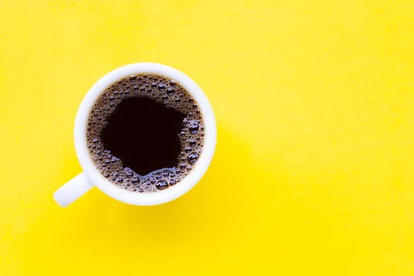 Heißer schwarzer Kaffee auf gelbem Hintergrund. — Stockfoto