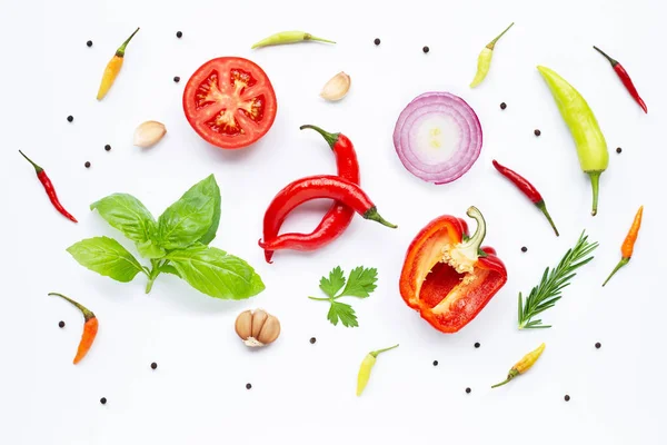 Varias verduras y hierbas frescas sobre fondo blanco . — Foto de Stock