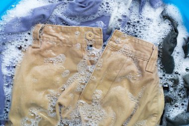 Pantolon toz deterjan su çözünme emmek. Çamaşır con