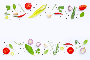 Çeşitli taze sebze ve otlar üzerinde beyaz. Sağlıklı beslenme konsantrasyon
