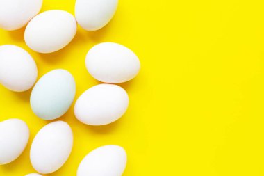 Sarı Arkaplanda Beyaz Yumurtalar. 