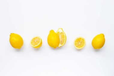 taze limon ile üzerine beyaz izole yaprakları 