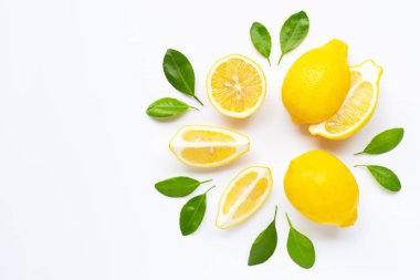 taze limon ile üzerine beyaz izole yaprakları 