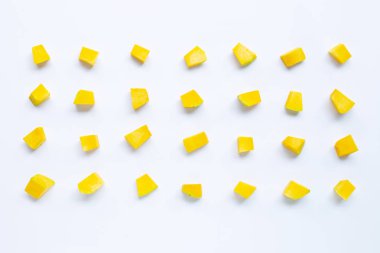 Yeşil kabak sebze küpü dilimleri beyaz arka plan üzerinde izole