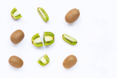 Beyaz izole bir dilim ile kivi meyve.