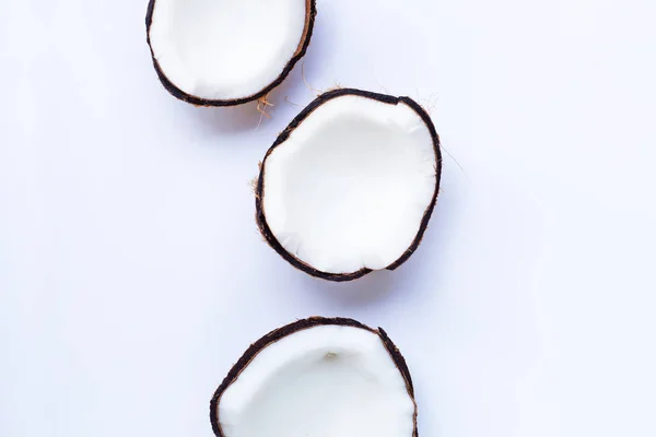 Cocos maduros sobre blanco. Vista superior de las frutas tropicales . —  Fotos de Stock