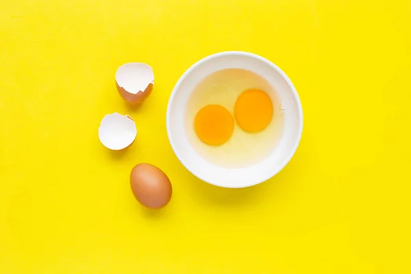 Ovos no fundo amarelo . — Fotografia de Stock