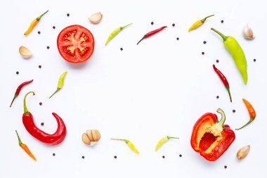 Çeşitli taze sebze ve otlar beyaz arka plan üzerinde. 