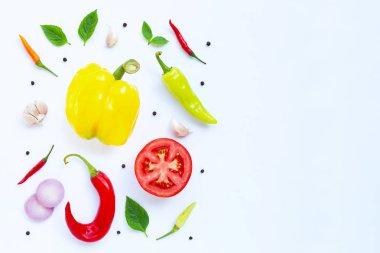 Çeşitli taze sebze ve otlar beyaz arka plan üzerinde. 