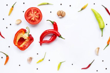 Çeşitli taze sebze ve otlar beyaz arka plan üzerinde. 