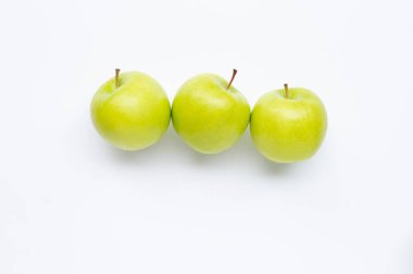 beyaz arkaplanda yeşil elma. 