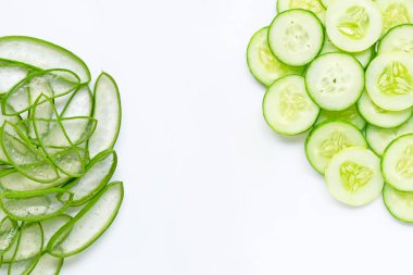 Aloe vera ve üzerinde beyaz izole salatalık.