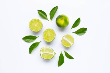 Beyaz izole yaprakları ile taze limon 