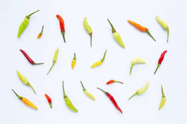 Beyaz arka planda kırmızı biber. 