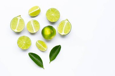 Beyaz izole yaprakları ile taze limon 