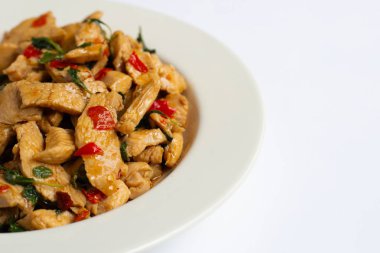 Beyaz üzerinde kutsal fesleğen ile tavada tavuk 