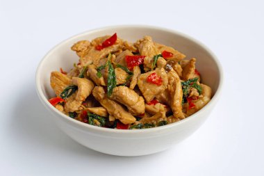 Beyaz üzerinde kutsal fesleğen ile tavada tavuk 