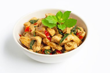 Beyaz üzerinde kutsal fesleğen ile tavada tavuk 