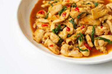 Beyaz üzerinde kutsal fesleğen ile tavada tavuk 