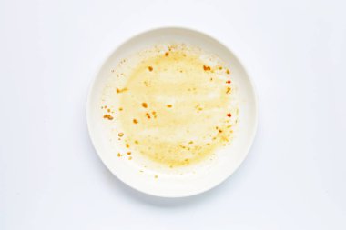 Pirinç tavada kızarmış tavuk ve kutsal fesleğen, kızarmış yumurta ile tepesinde