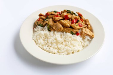 Pirinç tavada kızarmış tavuk ve kutsal fesleğen ile tepesinde