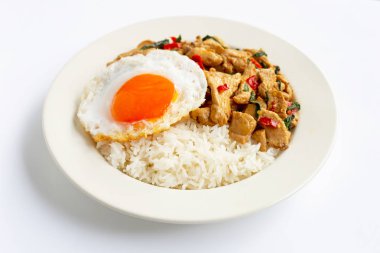 Pirinç tavada kızarmış tavuk ve kutsal fesleğen, kızarmış yumurta ile tepesinde