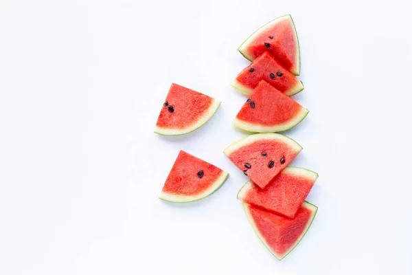 Fruta de verão, fatias de melancia vermelha no fundo branco . — Fotografia de Stock