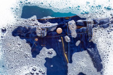 Jeans toz deterjan su çözünme emmek. Çamaşır concep