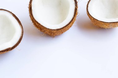 Beyaz olgun hindistan cevizi. 